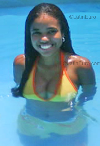 Date this voluptuous Brazil girl Fernanda Paula from Guaratingueta BR1768