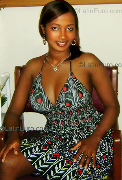 Date this beautiful Dominican Republic girl Claudia from Santo Domingo DO1850