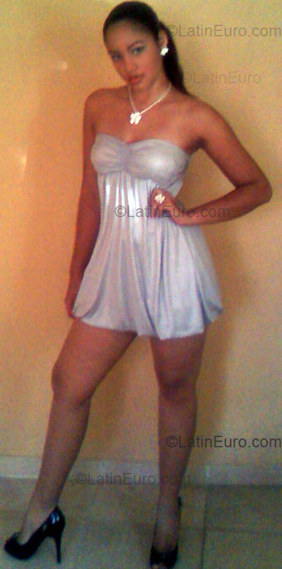 Date this nice looking Dominican Republic girl Carol from Santo Domingo DO1899