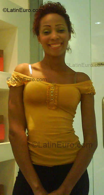 Date this nice looking Dominican Republic girl Deyanira from Santiago DO2069