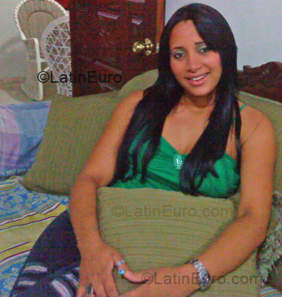 Date this nice looking Dominican Republic girl Rosa from Santo Dominigo Oeste DO2251