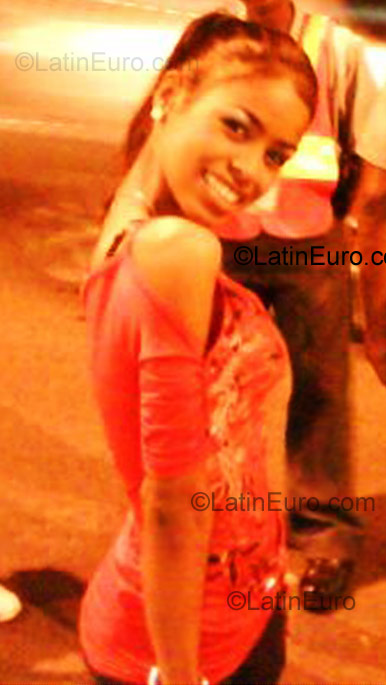 Date this nice looking Dominican Republic girl Charlot from Santo Domingo DO2956