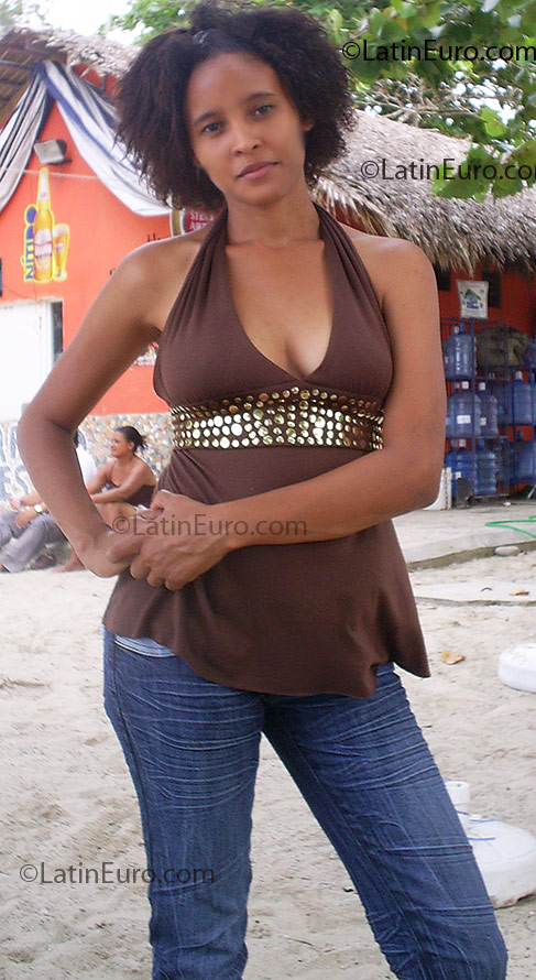 Date this young Dominican Republic girl Daynna Yanitza from Puerto Plata DO3347