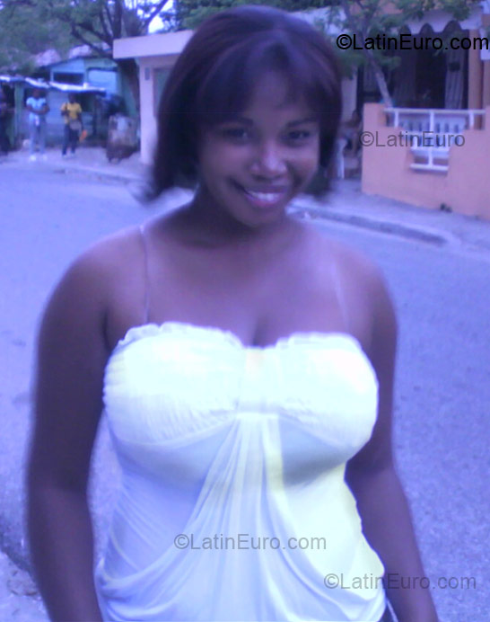 Date this attractive Dominican Republic girl Glenny from Santo Domingo DO3430