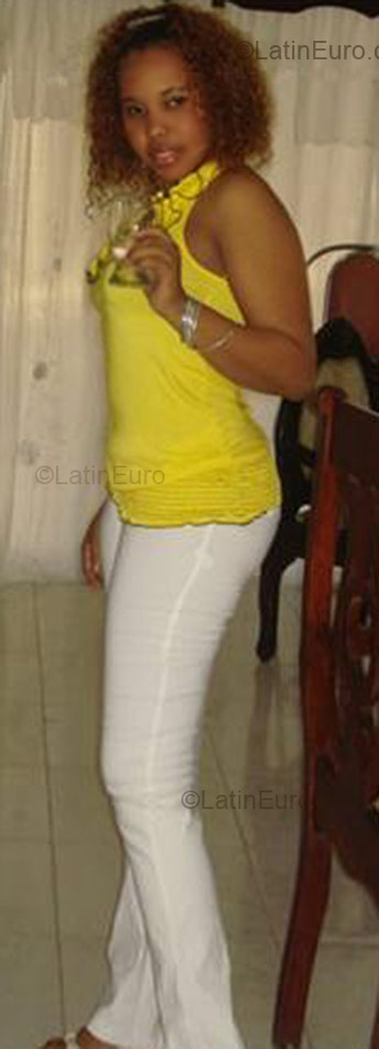 Date this young Dominican Republic girl Dennyz from  DO3524