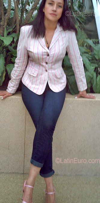 Date this athletic Colombia girl Astromelias from Bogota CO3353