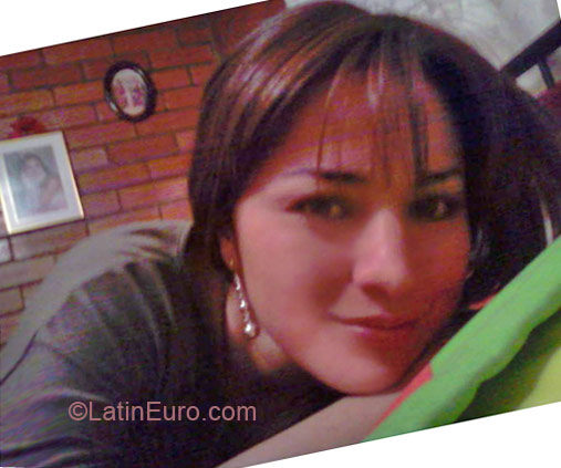 Date this attractive Colombia girl Victoria from Bogota CO3434