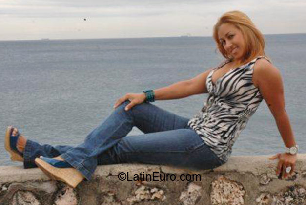 Date this athletic Dominican Republic girl Leonides from Santiago DO3856