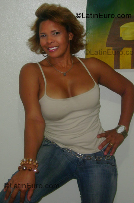 Date this nice looking Dominican Republic girl Elisa from Santo Domingo DO3916