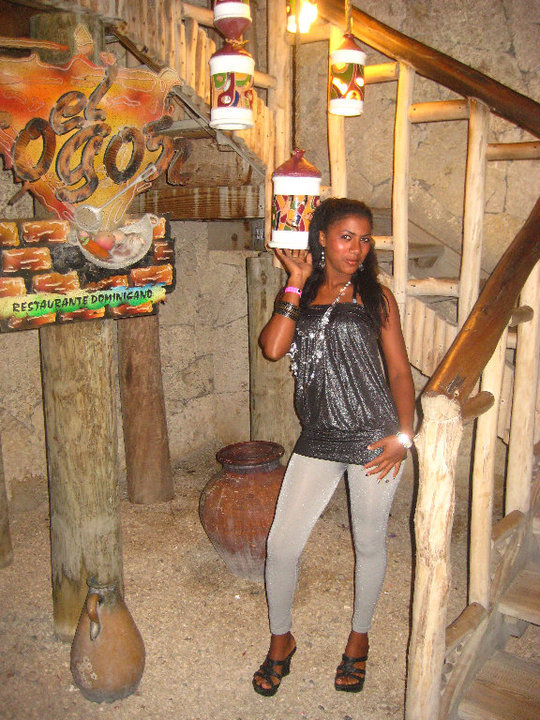 Date this voluptuous Dominican Republic girl Leonela from Santo Domingo DO4048