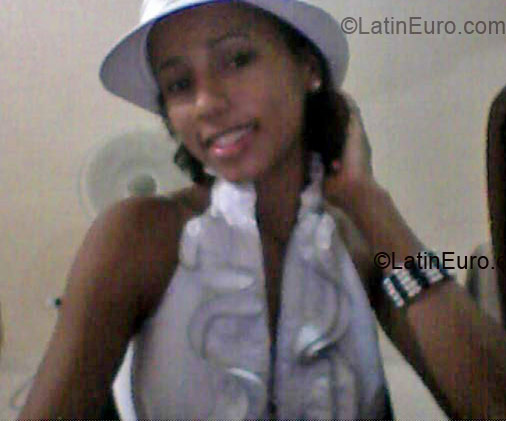 Date this nice looking Dominican Republic girl Dayani from Santo Domingo DO4251