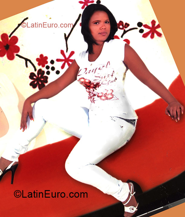 Date this voluptuous Dominican Republic girl Daura from  DO4286