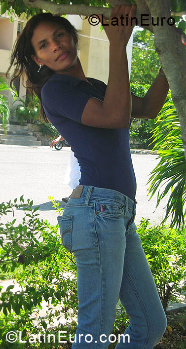Date this nice looking Dominican Republic girl Carmen from Santiago DO5945