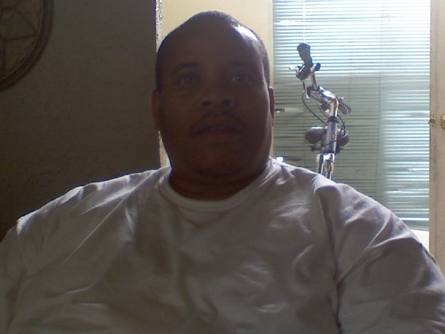 Date this young United States man Garry from Oxnard US6782