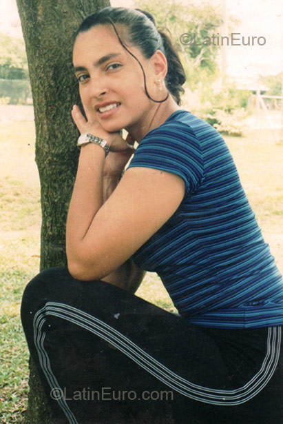 Date this nice looking Colombia girl Luz Maria from Cali CO4710