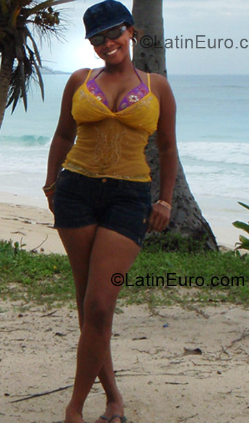Date this athletic Dominican Republic girl Veronica from Bonao DO5771
