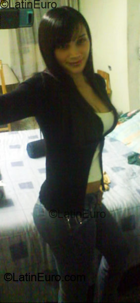 Date this nice looking Colombia girl Laura Paola from Bogota CO4927