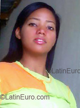Date this nice looking Dominican Republic girl Madeline from Santo Domingo DO5037