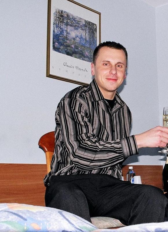 Date this happy United Kingdom man Robert from London GB402