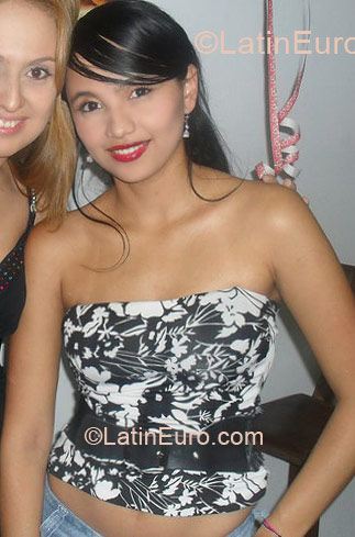 Date this attractive Colombia girl Astrid Viviana from Medellin CO6396