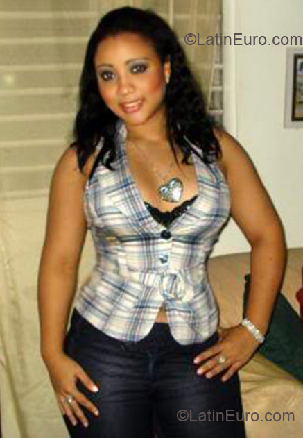 Date this athletic Dominican Republic girl Glenys from Santo Domingo DO5139