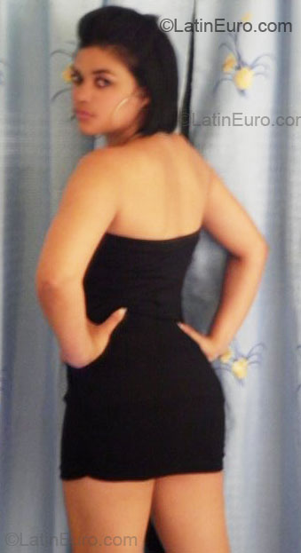 Date this foxy Dominican Republic girl Yessi from Santo Domingo DO5321
