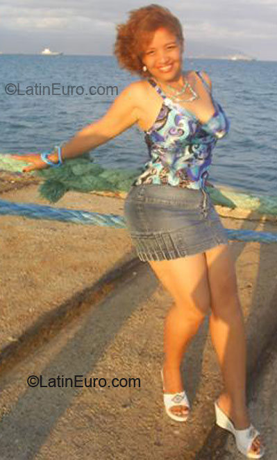Date this nice looking Dominican Republic girl Yosana from Barahona DO5355