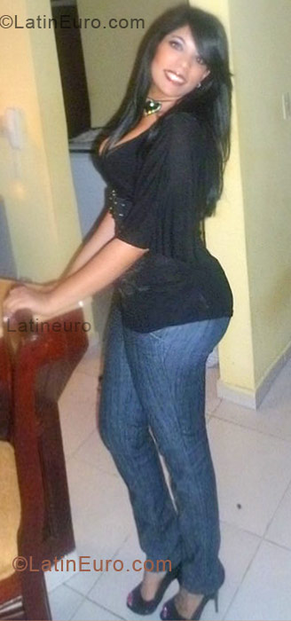 Date this athletic Dominican Republic girl Carina from Santiago DO5512