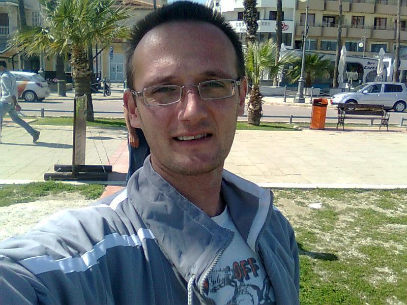 Date this cute Romania man Dan from Larnaca RO28