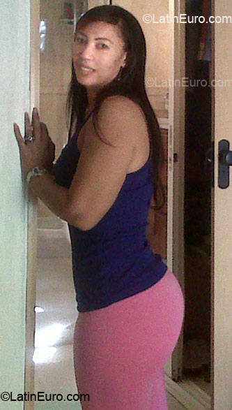 Date this happy Dominican Republic girl Dinely from Santo Domingo DO5561