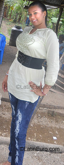Date this hard body Dominican Republic girl Escarlen from Santiago DO5602