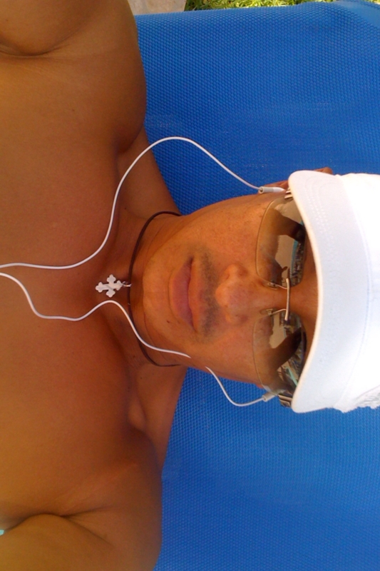 Date this young United States man Robert from San Antonio US8422