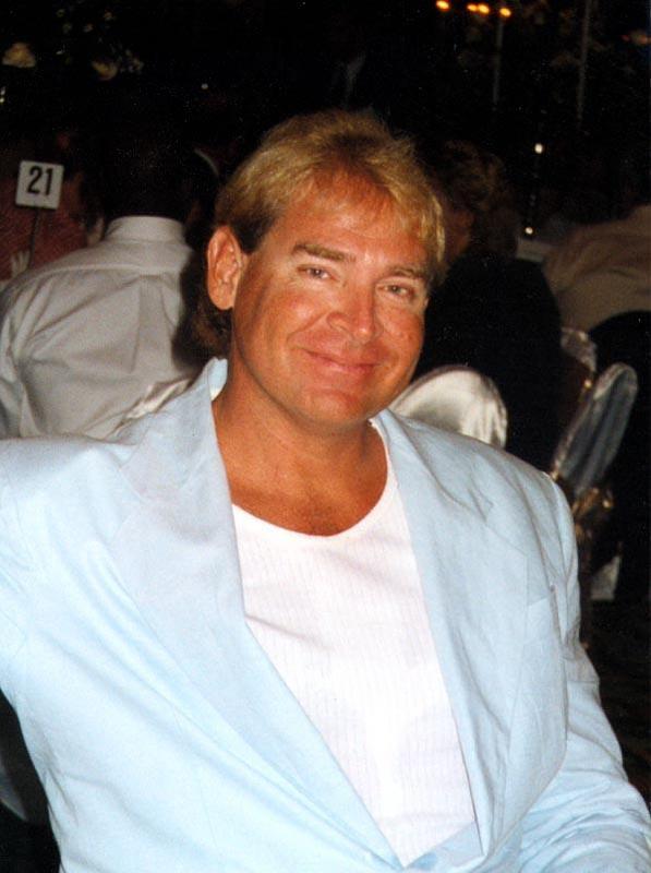 Date this happy United States man Hawaiiborn from Honolulu US8520