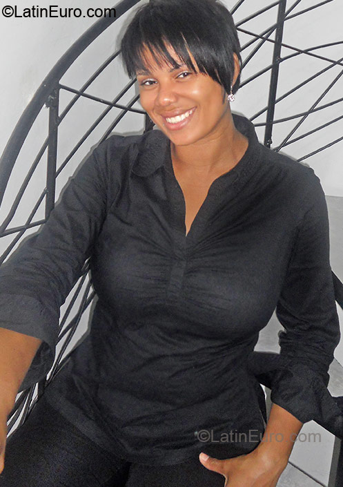 Date this young Dominican Republic girl Kenia from Santo Domingo DO6168