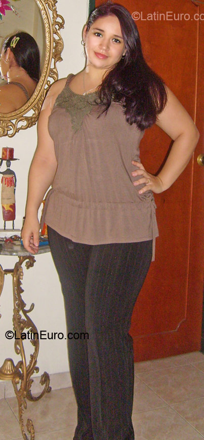 Date this pretty Colombia girl Andrea from Cali CO9421