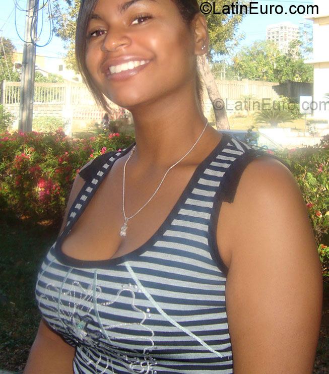Date this foxy Dominican Republic girl Karen from Santiago DO6067