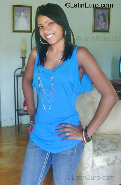 Date this sultry Dominican Republic girl Yineris from Santiago DO6178