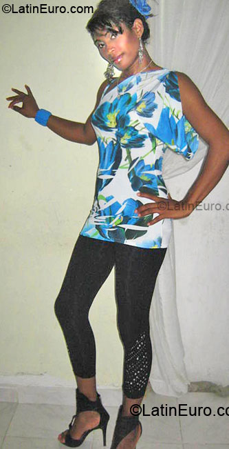 Date this nice looking Dominican Republic girl Veroni from Santo Domingo DO6299