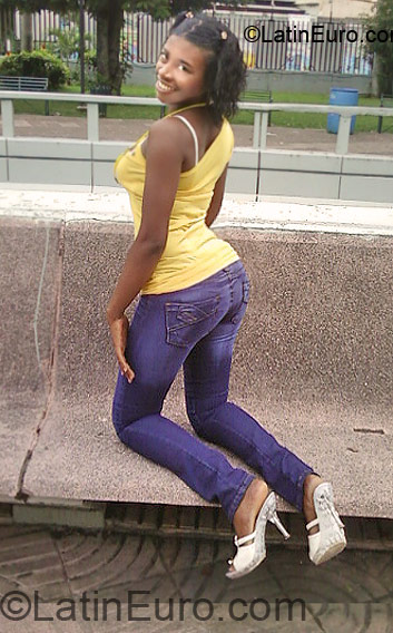 Date this happy Dominican Republic girl Adriana from Santo Domingo DO6478
