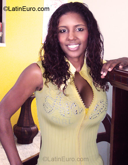 Date this hard body Dominican Republic girl Massie from Santiago DO6503