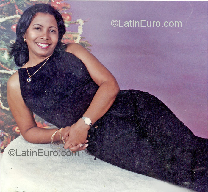 Date this good-looking Colombia girl Claudia from Cartagena CO6326