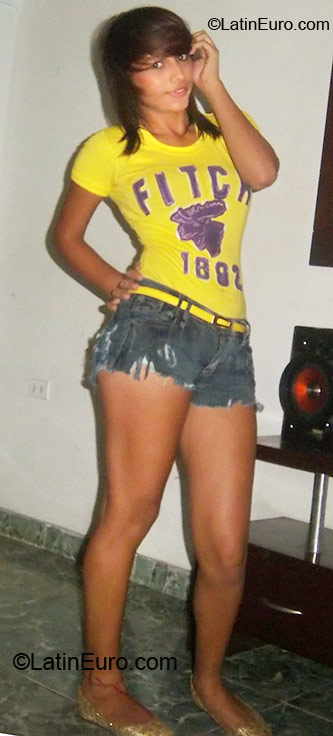 Date this gorgeous Colombia girl Valeri from Santa Marta CO6432