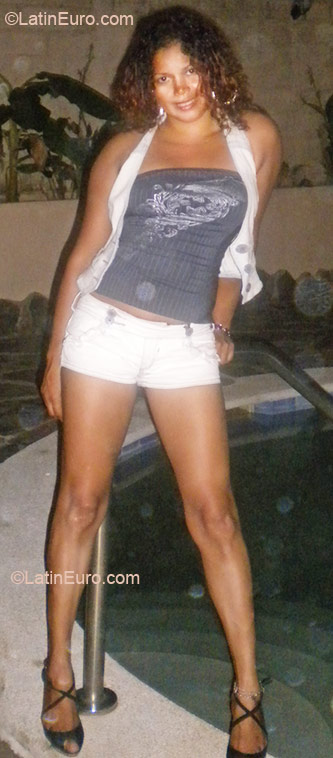 Date this athletic Dominican Republic girl Leocadia from Santiago DO6793