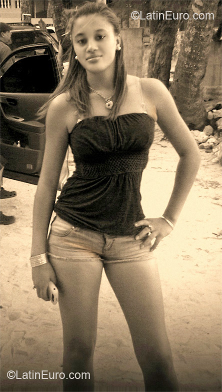 Date this happy Dominican Republic girl Elizabeth from Santo Domingo DO7051