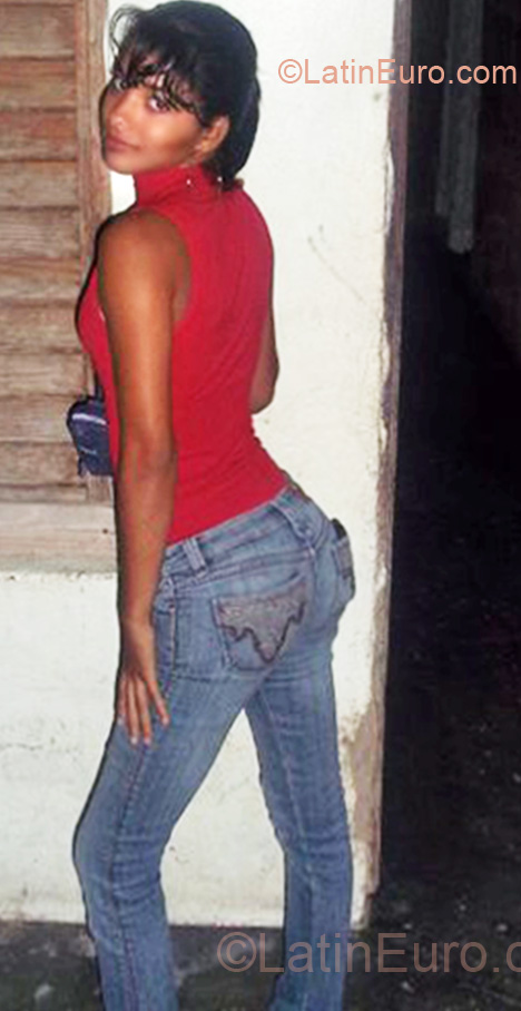 Date this nice looking Dominican Republic girl Griseli from Jarabacoa DO7383