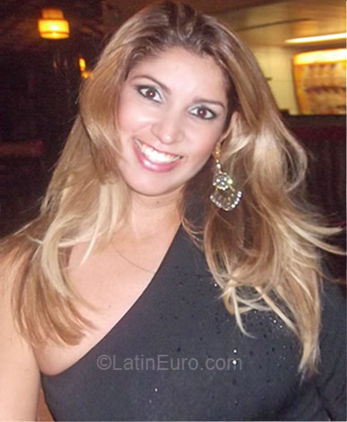 Date this happy Brazil girl Fatima from Salvador BR5332