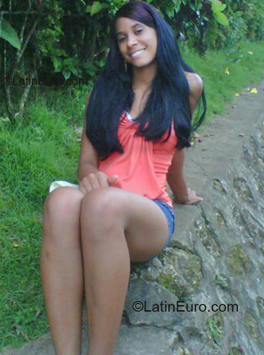 Date this athletic Dominican Republic girl Abigail from Saman DO7701