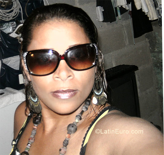 Date this athletic Dominican Republic girl Lisandra from Santo Domingo DO7870