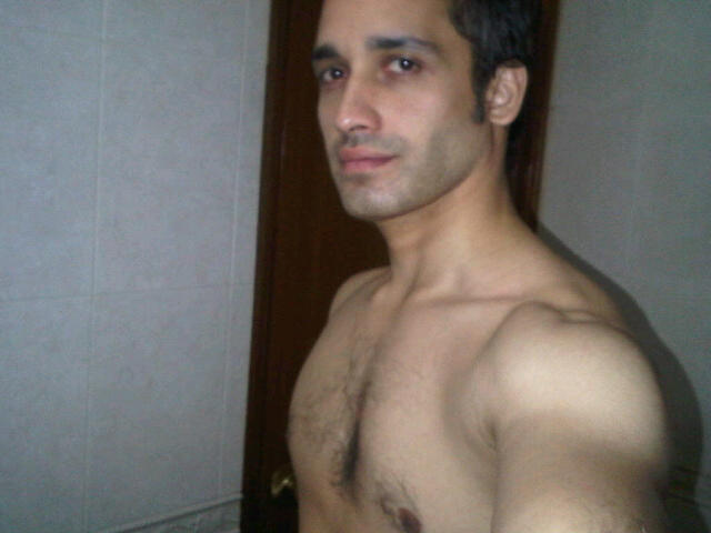 Date this sultry Pakistan man Alyito74 from Karachi PK27