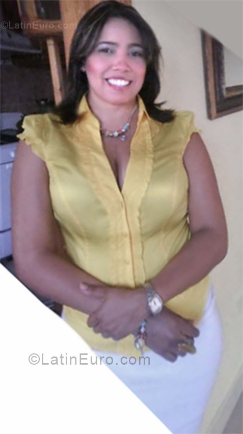 Date this fun Dominican Republic girl Emprendedora from Santo Domingo DO8140